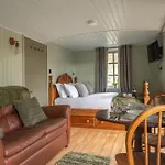 Ferienhaus Thistle Lodge, District Shepherd Hut With Hot Tub