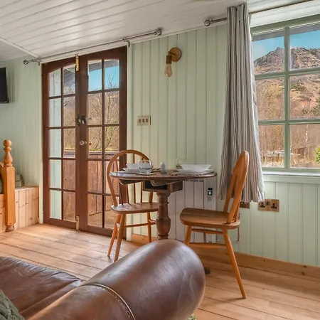 Thistle Lodge, District Shepherd Hut With Hot Tub Holiday home