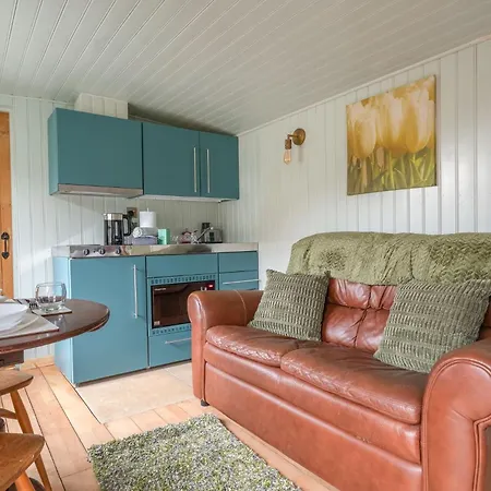 Holiday home Thistle Lodge, District Shepherd Hut With Hot Tub