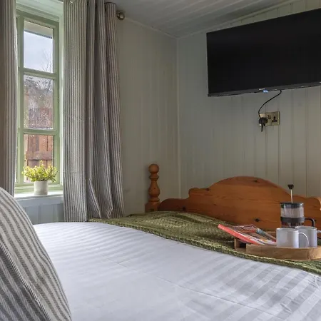 Holiday home Thistle Lodge, District Shepherd Hut With Hot Tub *