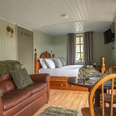 Holiday home Thistle Lodge, District Shepherd Hut With Hot Tub