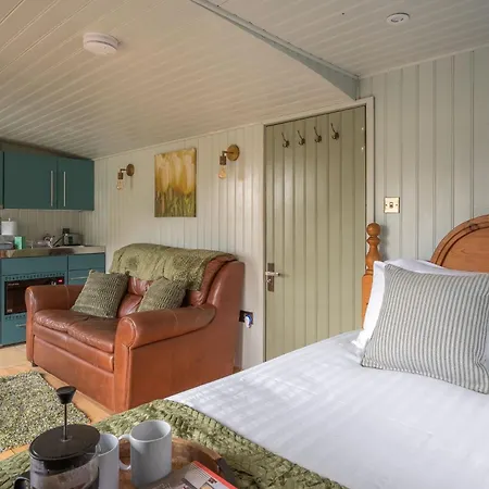 Thistle Lodge, District Shepherd Hut With Hot Tub Holiday home *