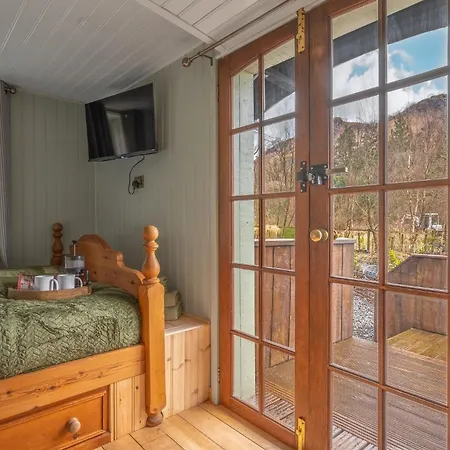 Thistle Lodge, District Shepherd Hut With Hot Tub Holiday home Coniston