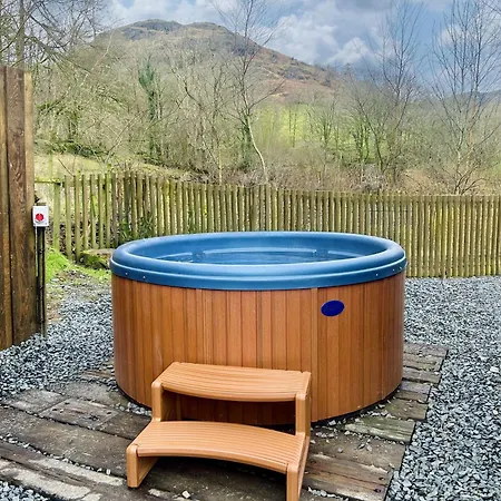 Holiday home Thistle Lodge, District Shepherd Hut With Hot Tub *