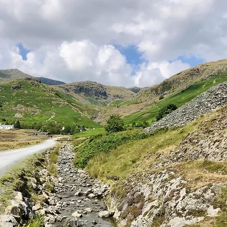 Thistle Lodge, District Shepherd Hut With Hot Tub Holiday home *