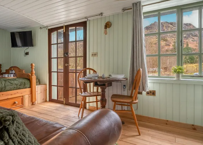 Thistle Lodge, District Shepherd Hut With Hot Tub Holiday home