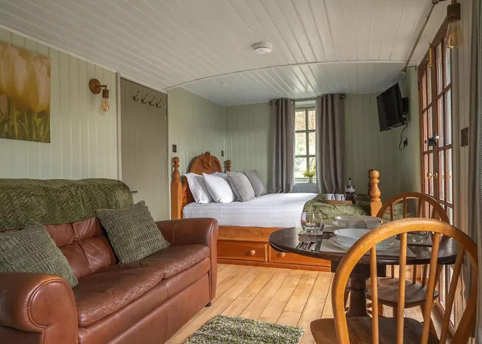 Holiday home Thistle Lodge, District Shepherd Hut With Hot Tub