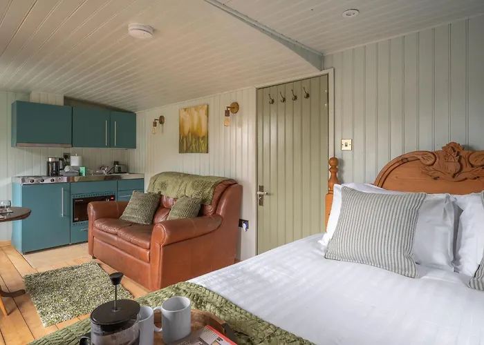 Thistle Lodge, District Shepherd Hut With Hot Tub Holiday home *
