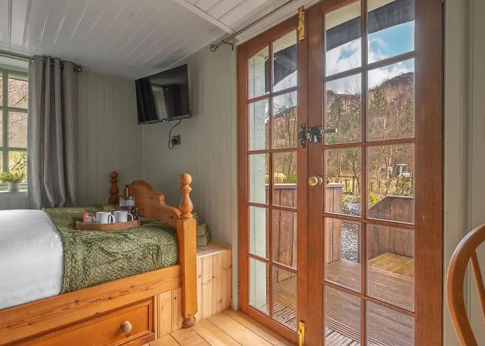 Thistle Lodge, District Shepherd Hut With Hot Tub Holiday home Coniston