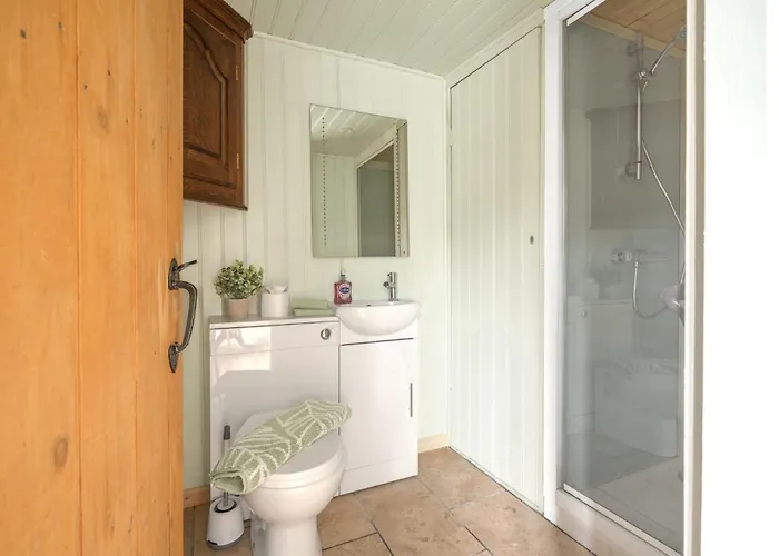 Thistle Lodge, District Shepherd Hut With Hot Tub Holiday home Coniston