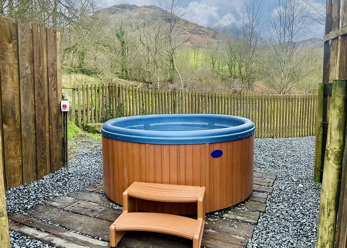 Holiday home Thistle Lodge, District Shepherd Hut With Hot Tub *