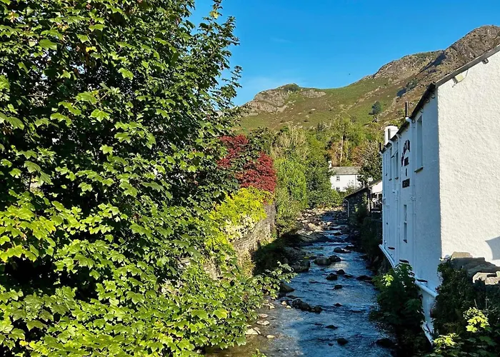 Thistle Lodge, District Shepherd Hut With Hot Tub Holiday home Coniston