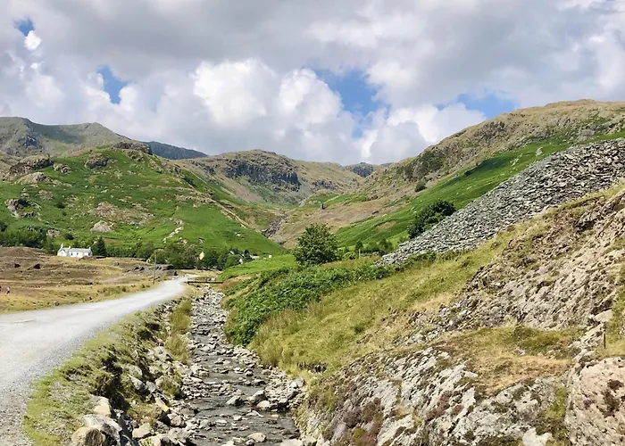 Thistle Lodge, District Shepherd Hut With Hot Tub Holiday home *