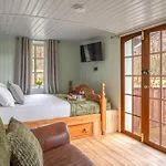 Thistle Lodge, District Shepherd Hut With Hot Tub *